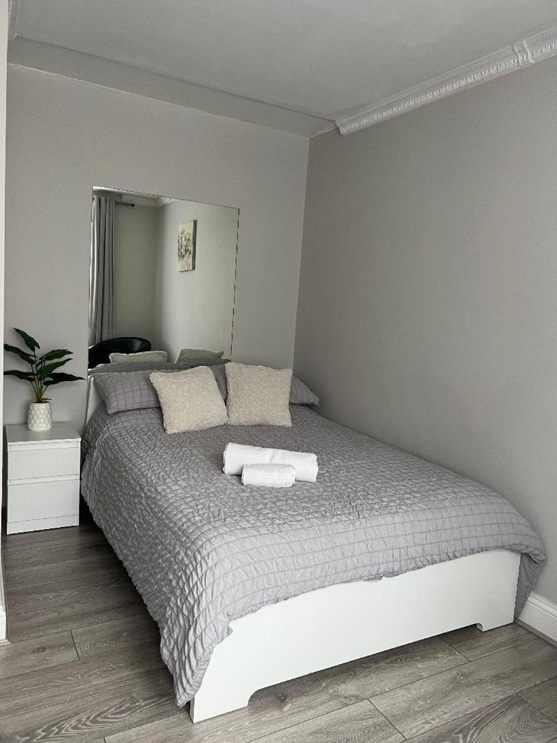 London Property Apartments For Up To 6, Next To Big Ben & London Eye エクステリア 写真