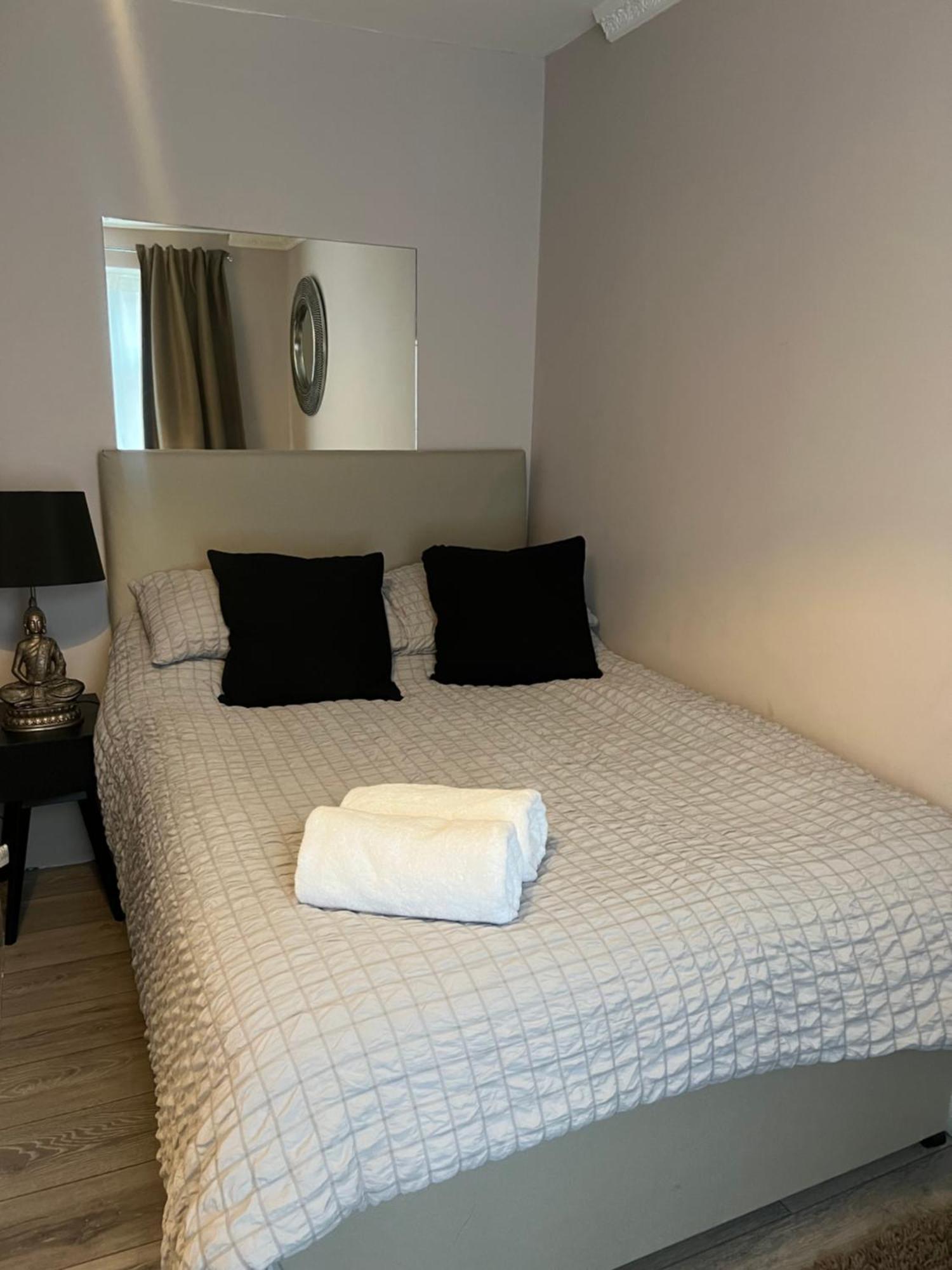 London Property Apartments For Up To 6, Next To Big Ben & London Eye エクステリア 写真